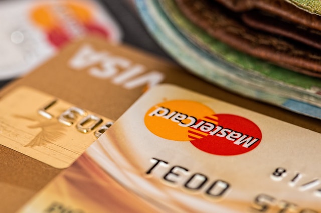 A man paying for his food with a credit card